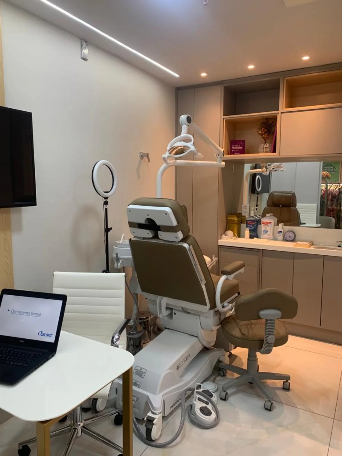 Consultório odontológico da Clarant com cadeira, iluminação e equipamentos clínicos