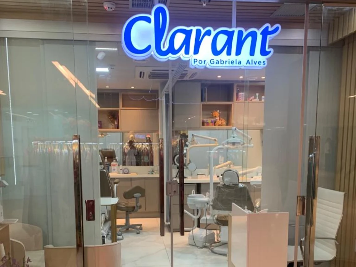 Fachada frontal da Clarant no Shopping RioMar Recife